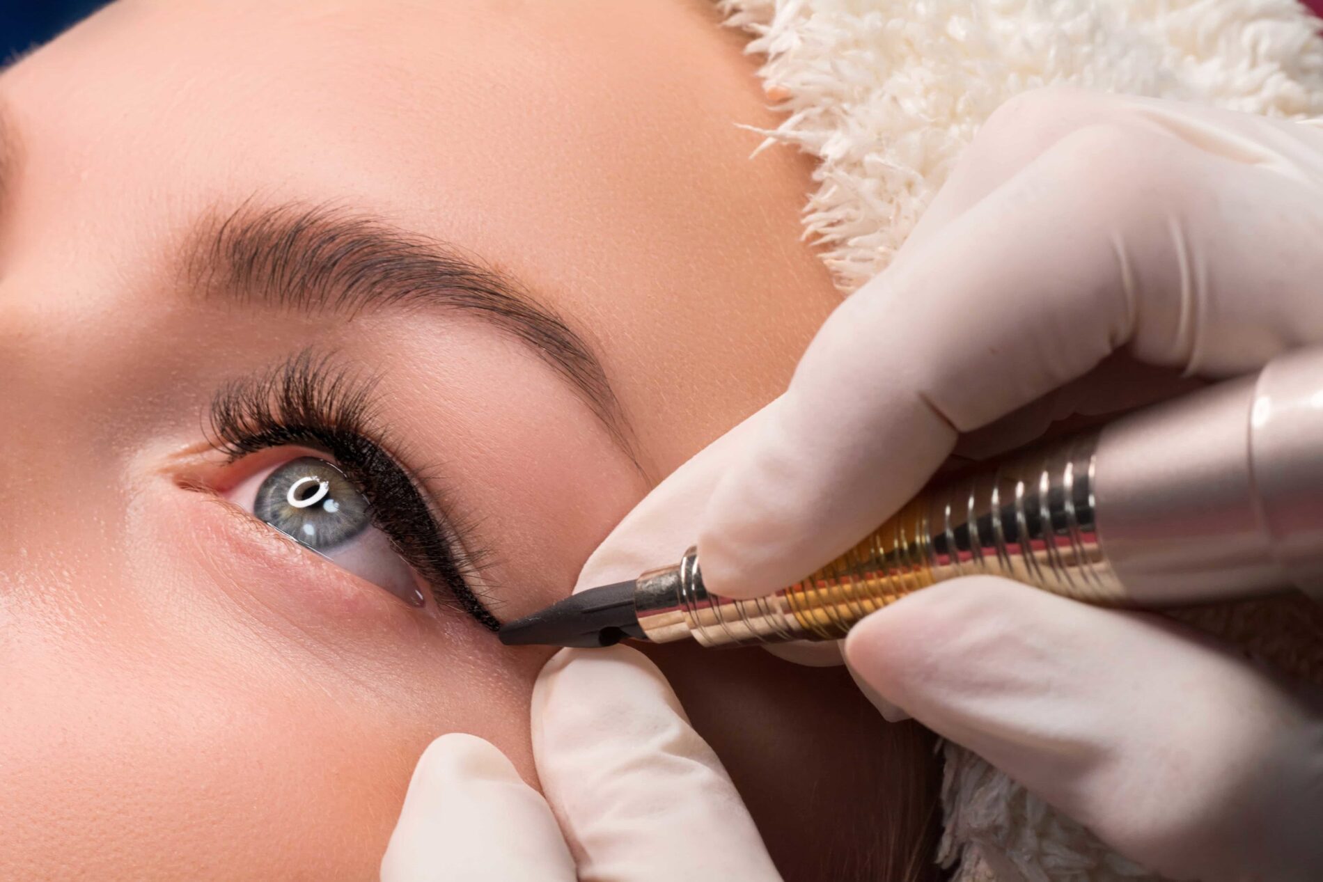 Close-up of a lady getting eyeliner | Eyeliner Semi-Permanent Makeup | La Vida Laser & Aesthetics Institute
