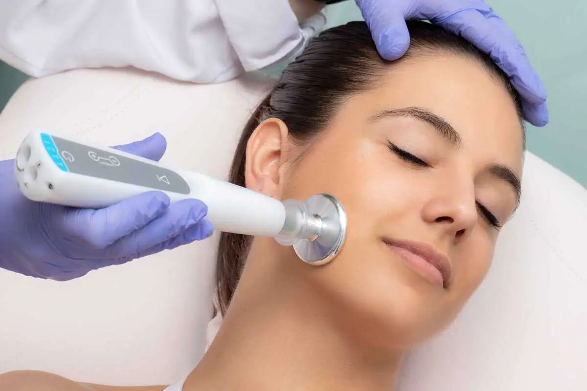Fibroblast plasma treatment using plasma pen for non-surgical skin tightening